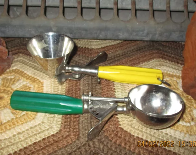 2 Vintage SHORE CRAFT Ice Cream Scoops YELLOW CONE & GREEN  Bakelite Handles