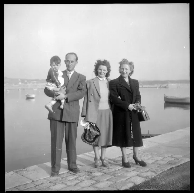Famille port maritime bateau bord de mer - Ancien négatif photo an. 1950