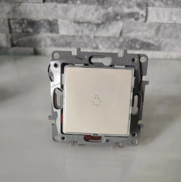 Legrand 664715 - Bouton Poussoir : Lumineux avec Étiquette Pictos Niloe - Blanc