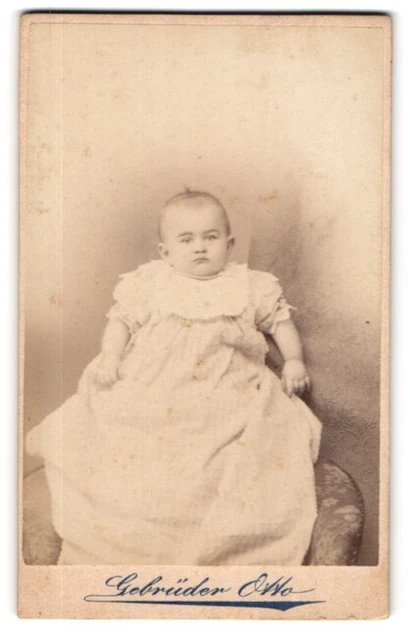 Fotografie Gebrüder Otto, Oranienburg, Berliner Str. 15, Baby in hellem Kleidch