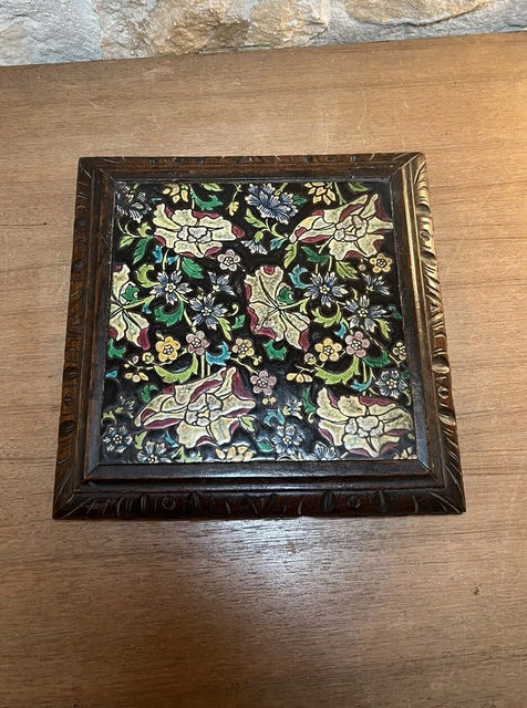 Dessous de plat vintage bois et faïence motif ferme rouge