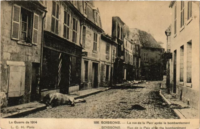CPA MILITAIRE Soissons-Le rue de la Paix aprés le bombardement (316308)