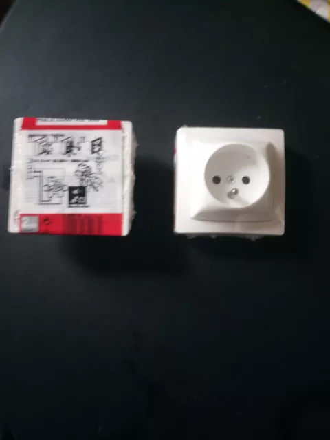 Prise de courant électrique avec terre de marque Legrand.
