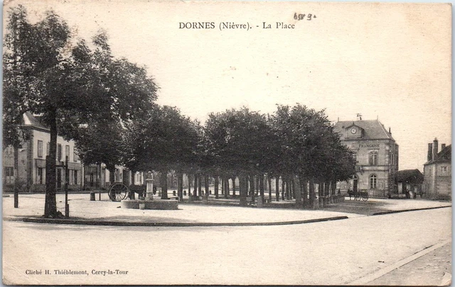 58 DORNES - vue d'ensemble de la place -