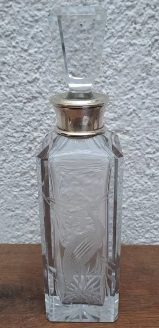 Botella de licor, cuello de plata y cristal tallado, siglo XX