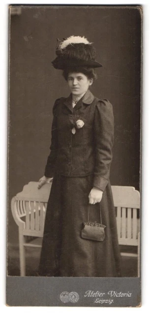 Fotografie Knoth & Heine, Leipzig, Rossplatz 6, Junge Frau mit hohem Federhut,