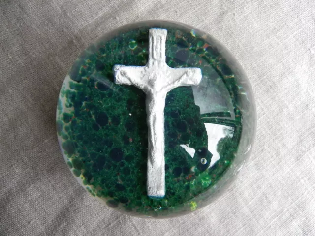Grande Boule Presse Papier - Inclusion À Décor D' Un Christ - Crucifix - Sulfure