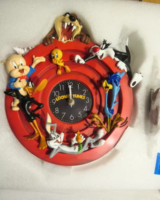 LOONEY TUNES Sculptural Wall Clock With 8 Classic Characters