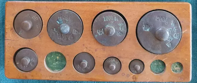 Ab 1917 Ungewöhnliche Reihenfolge  Messinggewichte in einem Holzblock Punziert