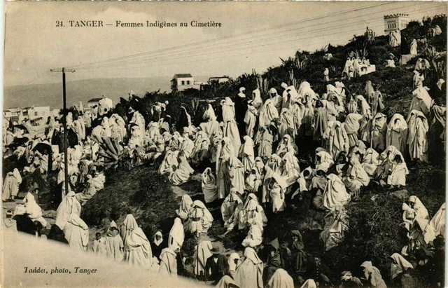 CPA AK TANGER Femmes Indigenes au Cimetiere MAROC (824835)