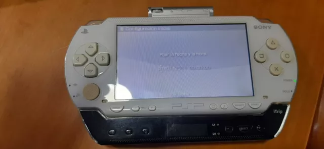 Sony PSP (PSP1004) con micrófono, sintonizador de radio y cargador