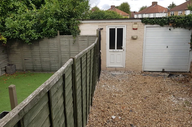 For Sale-F'hold Garage Land / Premises-Builders Yard Workshop Motorhome Storage For Sale-F'hold Garage Land / Premises-Builders Yard Workshop Motorhome Storage