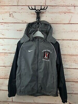 Nike Tipton TOWN FC Ragazzi Rain Jacket Large 12-13 anni poliestere nero grigio