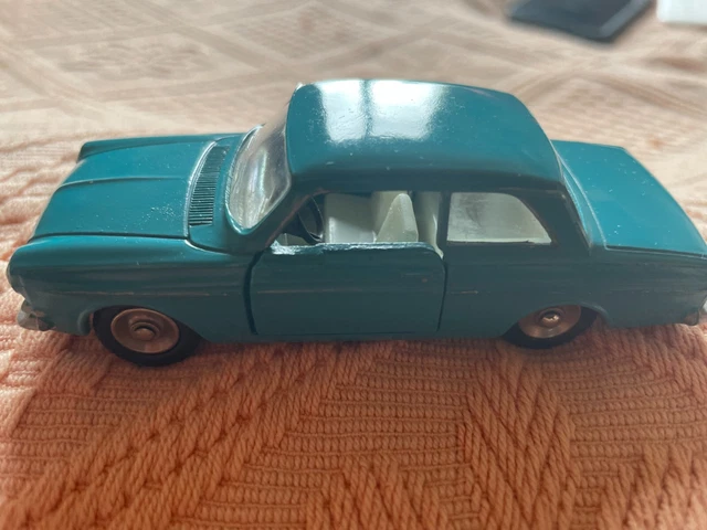 Ixo 1:43 Ford Taunus GXL Año de construcción 1973 rojo / negro CLC593N
