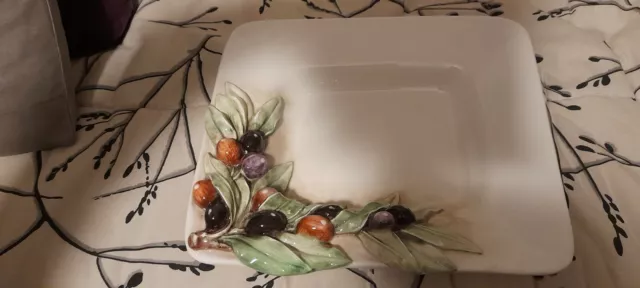 Grand plat en Barbotine : CHAUMETTE - faïence Italienne- décor d'olive en relief