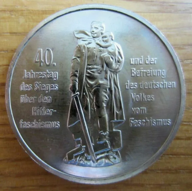 10 Mark-Gedenkmünze des VEB Münze der DDR 1985: 40. Jahrestag des Sieges... (ss)