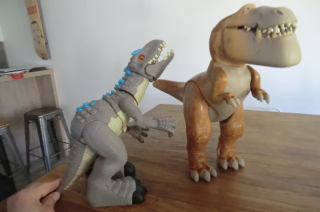 Jurassic World HBT63 - Mini arène de combat et jeu avec 6 figurines  dinosaures, 2 lance-disques, aire de jeu à plusieurs niveaux - Jouet  dinosaure à partir de 4 ans : : Jouets