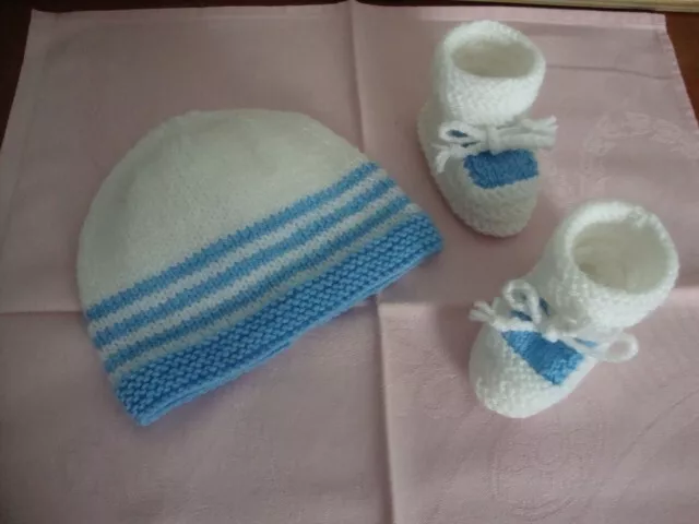 Bonnet et chaussons NEUFS bébé 0 / 3 mois blanc et bleu  tricotés main
