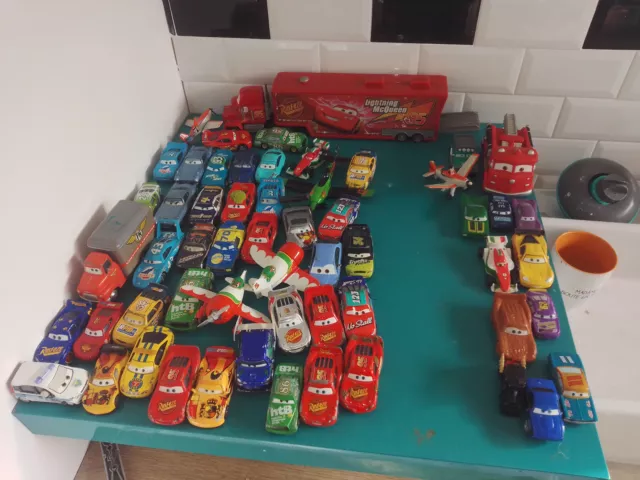 ABIMEES Gros lot de 57 voitures avions métal ou plastique cars mack disney pixar