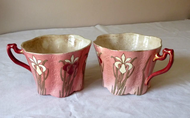Tasses faïence de Lunéville, K-G pour Keller & Guérin, décor d’iris, Art Nouveau