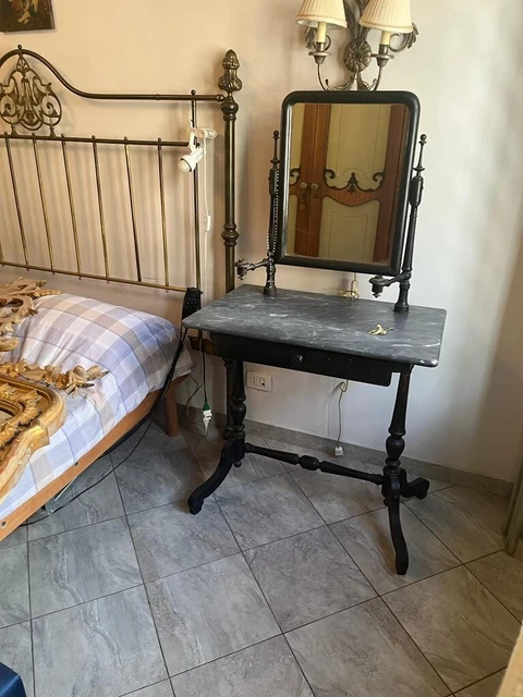 toilette antica in legno, specchio e ripiano in marmo e un cassetto