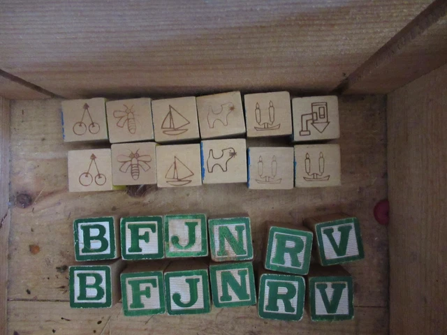 Ancien Jeu De Cubes En Bois Vintage - Dimensions 26 X 18.5 X 5 Cm, 2 Dessins Manquants, Usé