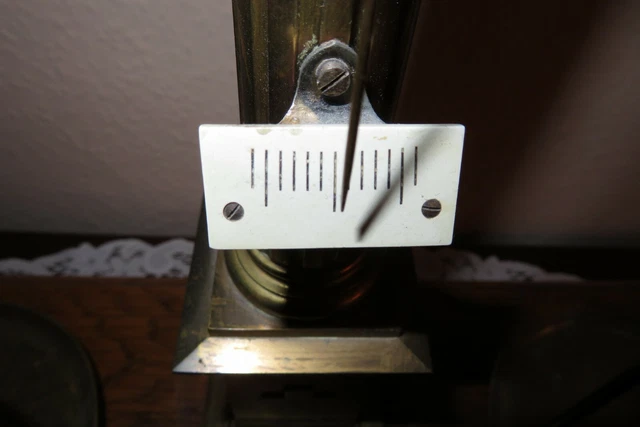 Apothekerwaage , Tisch, Glaswaren, Bügeleisen, Kupferwärmflasche und Bücher 5