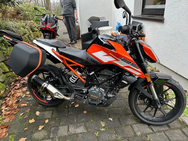 KTM Duke 125 (Modell 2020), top Zustand, 5058 km, mit KTM Koffer