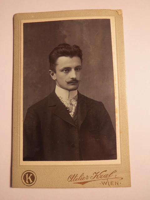 Wien - 1907 - Mann mit Bart im Anzug - Portrait / CDV Rückseite mit Lochkamera