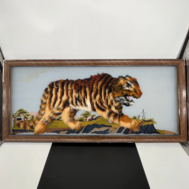 Imagen de tela peluda bordada de tigre enmarcada vintage