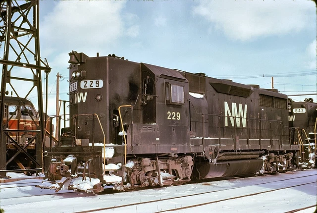 Norfolk & Western (NW) - GP35 - #229 - Original 35mm Slide