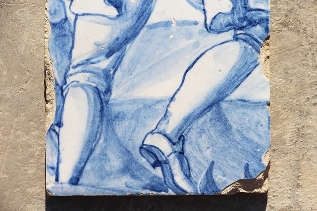 18th Century Blue and White Portuguese Tile depicting a Gentleman Walking 8