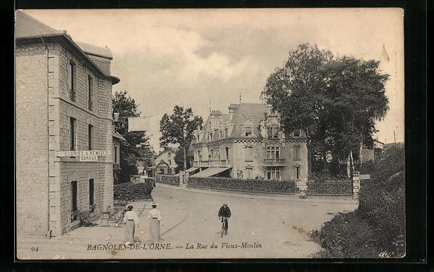 CPA Bagnoles-de-l´Orne, La Rue du Vieux-Moulin