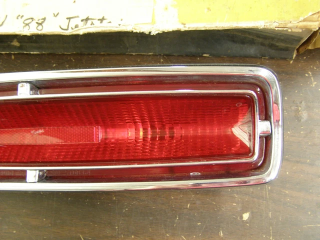 LUNETTE DYNAMIQUE JETSTAR RH Oldsmobile 1964 Olds 88 feu arrière d