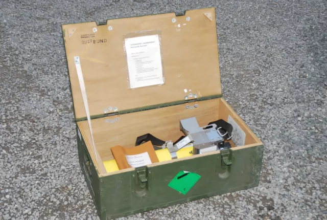 Bundeswehr Atemgerät Pressluftatmer mit 2 Druckluftflaschen in großer Holzkiste 2