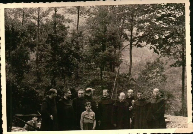 Antica Fotografia Anni 50 Di Preti Religioso Sacerdote In Un Bosco