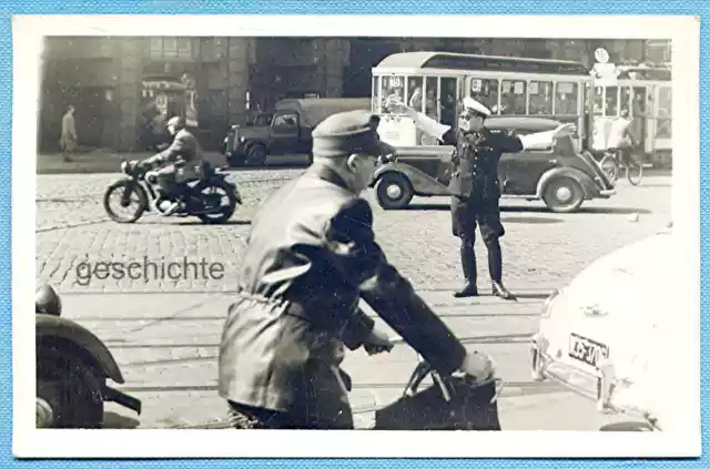 Foto, Hannover, Polizei, Polizist regelt den Verkehr, Strassenbahn 16, um 1955 !