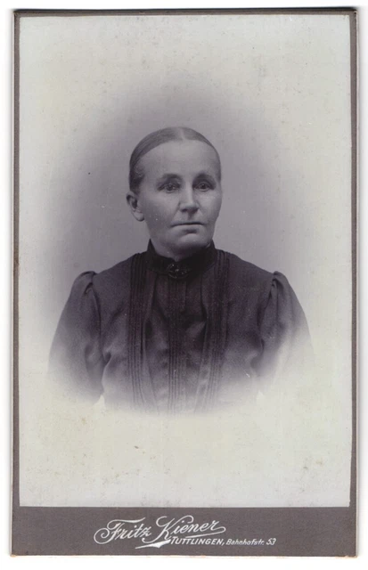 Fotografie Fritz Kiener, Tuttlingen, Bahnhofstrasse 53, Ältere Frau mit strenge