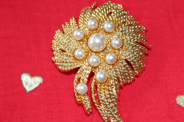 Broche fleur vntage en métal doré avec cabochons rouges, verts et