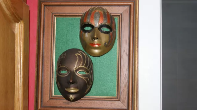 2 Messing Wandmasken 2 Masken aus Messing schwer massiv, bemalt mit Holzrahmen