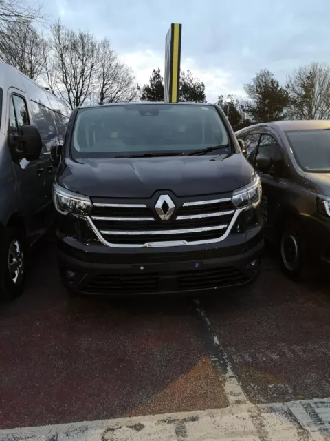 Avant Logo Housse Renault Trafic 2023 Effet Fibre de Carbone (Avant Seulement)