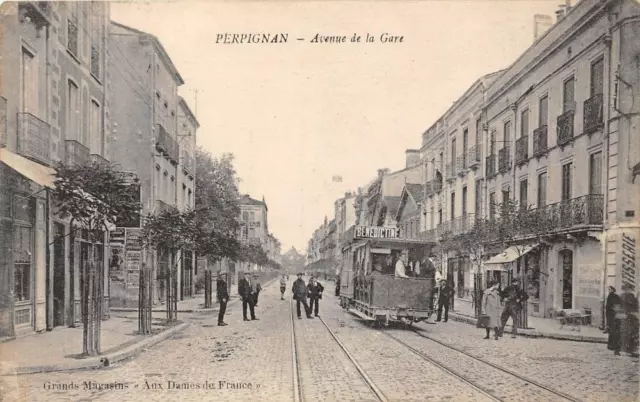 CPA 66 PERPIGNAN AVENUE DE LA GARE (cliché rare avec le tramway beau plan