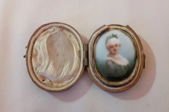 EARLY 19th CENTURY ANTIQUE HAND PAINTED MINIATURE PORTRAIT IN LEATHER CASE