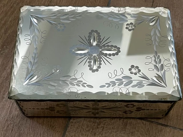 VITRINE MURALE EN VERRE ET LAITON 19ème