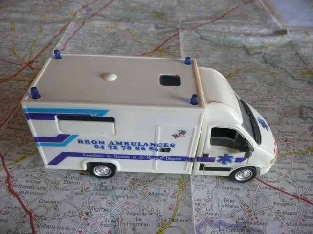 Lotto 2 Modellini Renault 1/43 - Ambulanza UTR35 206 R&eacute;gie Renault + R2087 Croce Rossa