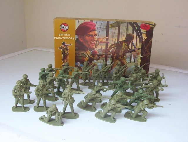 VINTAGE AIRFIX 1/32 scale soldiers British Paratroopers. [with box] $38