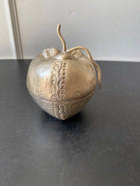 ANCIENNE BOÎTE EN forme de pomme, métal argenté – décor ciselé ...