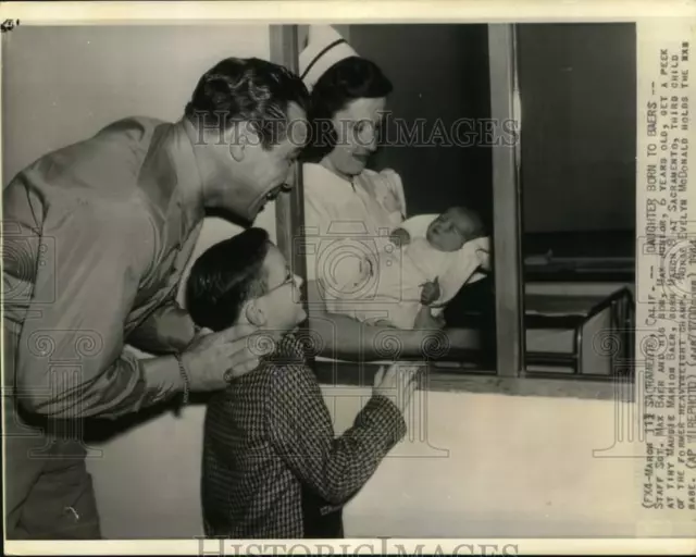 1944 Press Photo Former boxer Max Baer & son look at baby Maudie Marion, CA