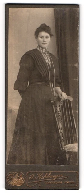 Fotografie G. Kahlmeyer, Oldenburg, Dame in dunklem Kleid mit Zierkragen trägt