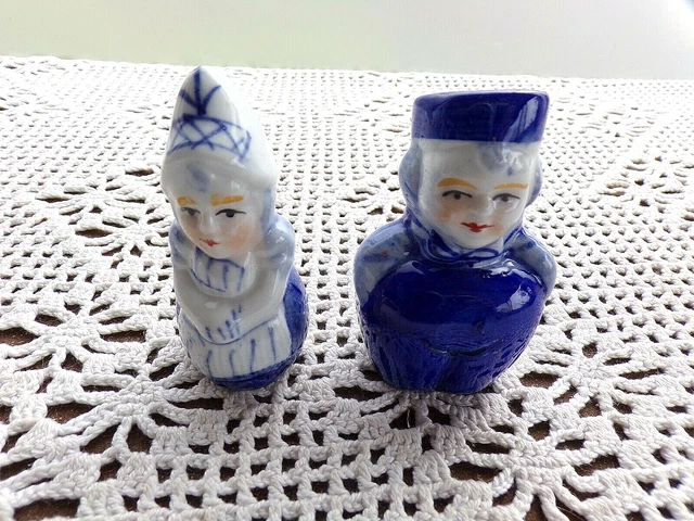Paire de personnages poivre/sel vintage en faïence bleu dans le gout de Delft